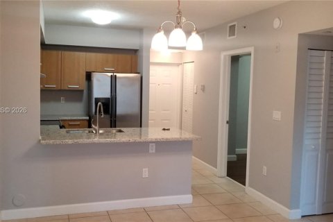 Condo in Miami, Florida, 2 bedrooms  № 1999424 - photo 5