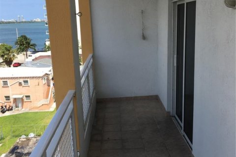 Condo in Miami, Florida, 2 bedrooms  № 1999424 - photo 13