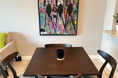 Condo in Miami, Florida, 2 bedrooms  № 1999424 - photo 6