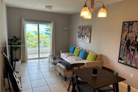 Condo in Miami, Florida, 2 bedrooms  № 1999424 - photo 2