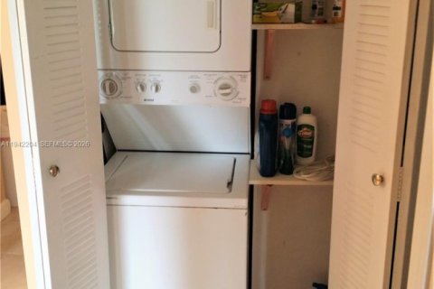 Condo in Miami, Florida, 2 bedrooms  № 1999424 - photo 16