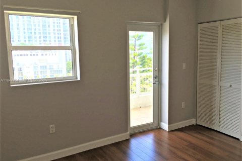 Condo in Miami, Florida, 2 bedrooms  № 1999424 - photo 7