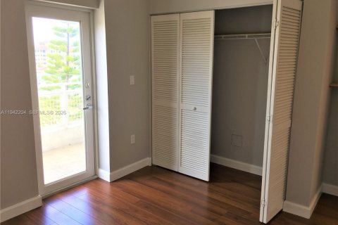 Condo in Miami, Florida, 2 bedrooms  № 1999424 - photo 8