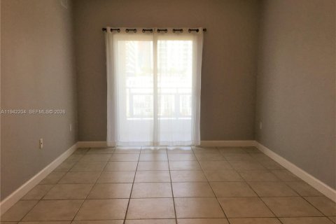 Condo in Miami, Florida, 2 bedrooms  № 1999424 - photo 3