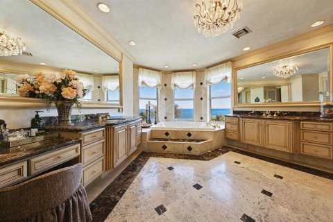 House in Highland Beach, Florida 5 bedrooms, 604.42 sq.m. № 2389833 - photo 17