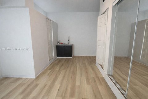 Снять в аренду коммерческую недвижимость в Майами, Флорида 239.87м2, № 1992405 - фото 1