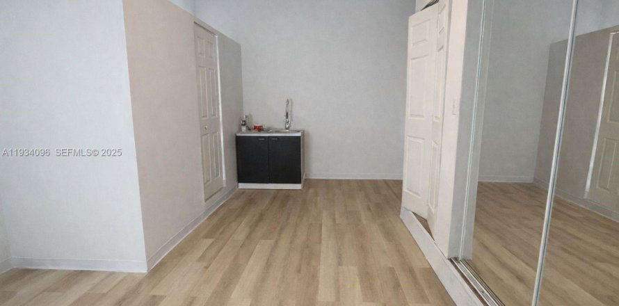 Коммерческая недвижимость в Майами, Флорида 239.87м2 № 1992405