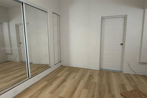 Снять в аренду коммерческую недвижимость в Майами, Флорида 239.87м2, № 1992405 - фото 2