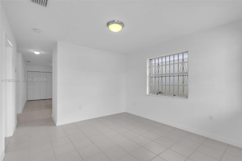 Снять в аренду виллу или дом в Майами, Флорида 2 спальни, 77.11м2, № 2045900 - фото 3