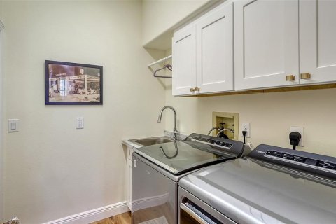 House in Sarasota, Florida 3 bedrooms, 241.55 sq.m. № 2288002 - photo 24