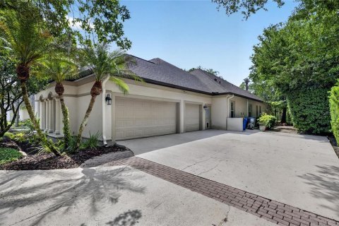 House in Tampa, Florida 4 bedrooms, 394.74 sq.m. № 2101743 - photo 5