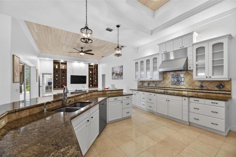 House in Tampa, Florida 4 bedrooms, 394.74 sq.m. № 2101743 - photo 28