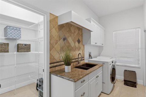 House in Tampa, Florida 4 bedrooms, 394.74 sq.m. № 2101743 - photo 30