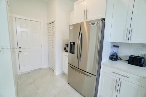 Снять в аренду таунхаус в Форт-Лодердейл, Флорида 3 спальни, 120.4м2, № 1967418 - фото 11