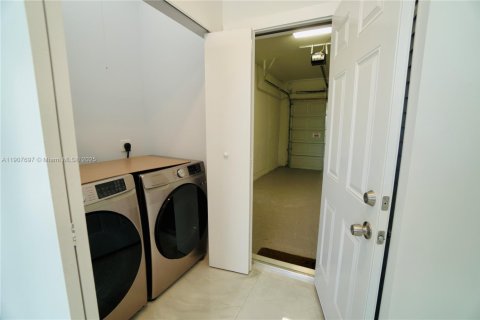 Снять в аренду таунхаус в Форт-Лодердейл, Флорида 3 спальни, 120.4м2, № 1967418 - фото 12