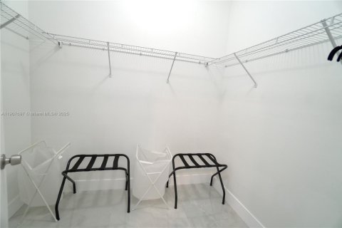 Снять в аренду таунхаус в Форт-Лодердейл, Флорида 3 спальни, 120.4м2, № 1967418 - фото 18