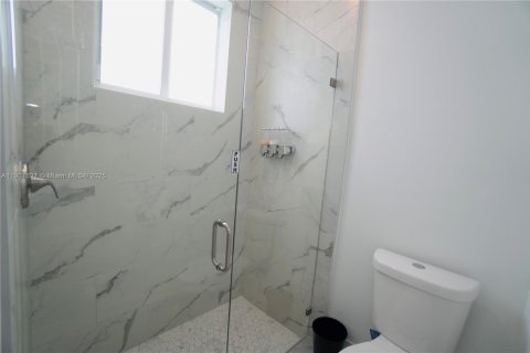 Снять в аренду таунхаус в Форт-Лодердейл, Флорида 3 спальни, 120.4м2, № 1967418 - фото 17