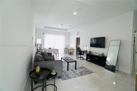 Снять в аренду таунхаус в Форт-Лодердейл, Флорида 3 спальни, 120.4м2, № 1967418 - фото 8