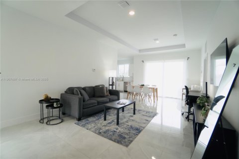 Снять в аренду таунхаус в Форт-Лодердейл, Флорида 3 спальни, 120.4м2, № 1967418 - фото 7