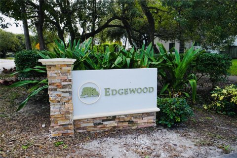 Снять в аренду таунхаус в Форт-Лодердейл, Флорида 3 спальни, 120.4м2, № 1967418 - фото 3