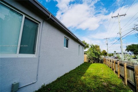 Снять в аренду таунхаус в Форт-Лодердейл, Флорида 3 спальни, 120.4м2, № 1967418 - фото 4