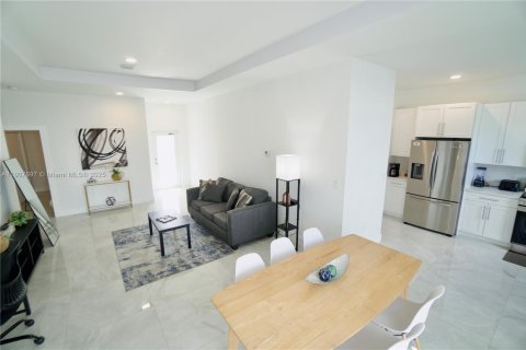 Снять в аренду таунхаус в Форт-Лодердейл, Флорида 3 спальни, 120.4м2, № 1967418 - фото 9