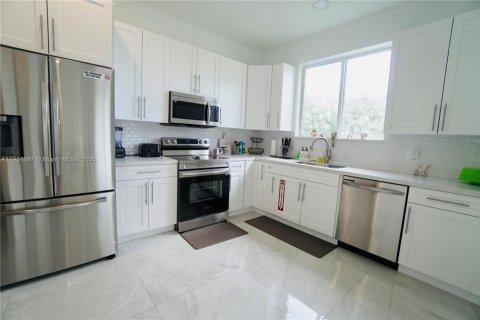 Снять в аренду таунхаус в Форт-Лодердейл, Флорида 3 спальни, 120.4м2, № 1967418 - фото 10