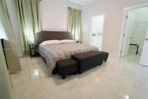 Снять в аренду таунхаус в Форт-Лодердейл, Флорида 3 спальни, 120.4м2, № 1967418 - фото 15