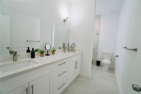 Снять в аренду таунхаус в Форт-Лодердейл, Флорида 3 спальни, 120.4м2, № 1967418 - фото 16