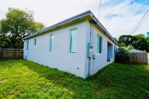 Снять в аренду таунхаус в Форт-Лодердейл, Флорида 3 спальни, 120.4м2, № 1967418 - фото 6