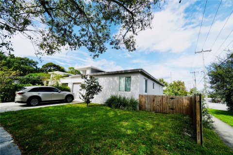 Снять в аренду таунхаус в Форт-Лодердейл, Флорида 3 спальни, 120.4м2, № 1967418 - фото 2