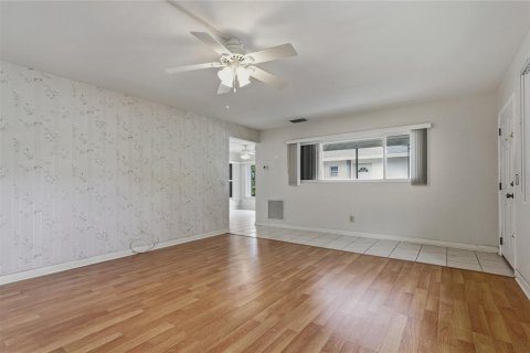 House in Dunedin, Florida 2 bedrooms, 100.52 sq.m. № 2396144 - photo 6