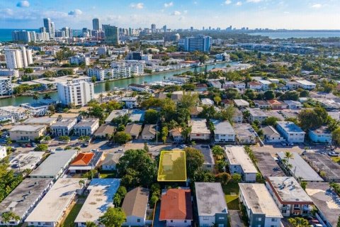 House in Miami Beach, Florida 3 bedrooms, 143.53 sq.m. № 2057690 - photo 12