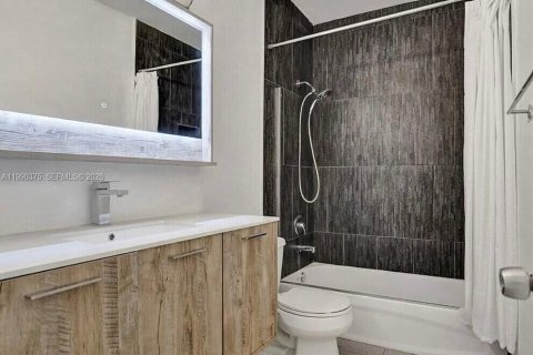 House in Miami Beach, Florida 3 bedrooms, 143.53 sq.m. № 2057690 - photo 5