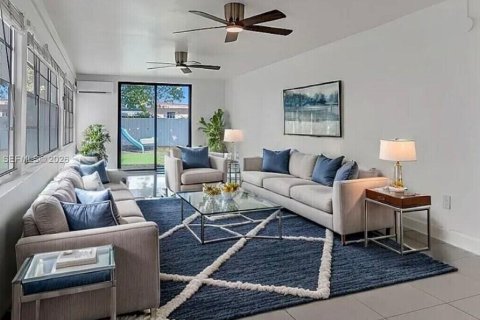 House in Miami Beach, Florida 3 bedrooms, 143.53 sq.m. № 2057690 - photo 3