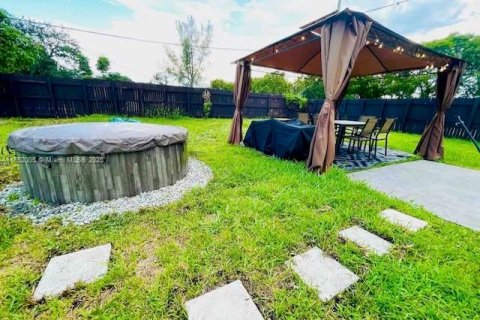 Casa en alquiler en Miami, Florida, 2 dormitorios, 66.89 m2 № 1979855 - foto 4