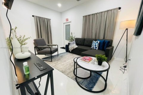 Casa en alquiler en Miami, Florida, 2 dormitorios, 66.89 m2 № 1979855 - foto 12