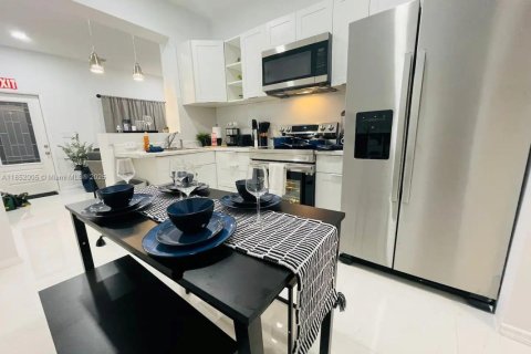 Casa en alquiler en Miami, Florida, 2 dormitorios, 66.89 m2 № 1979855 - foto 11