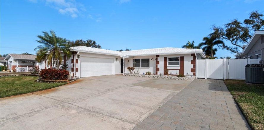 House in Seminole, Florida 3 bedrooms, 167.6 sq.m. № 2166958