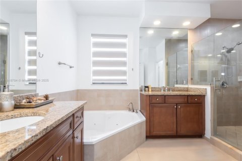House in Doral, Florida 3 bedrooms, 228.73 sq.m. № 2076819 - photo 25