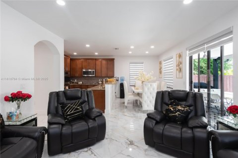 House in Doral, Florida 3 bedrooms, 228.73 sq.m. № 2076819 - photo 15
