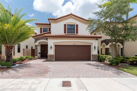 House in Doral, Florida 3 bedrooms, 228.73 sq.m. № 2076819