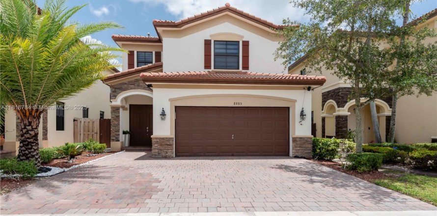 House in Doral, Florida 3 bedrooms, 228.73 sq.m. № 2076819