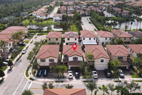 House in Doral, Florida 3 bedrooms, 228.73 sq.m. № 2076819 - photo 4