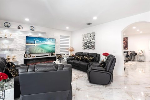 House in Doral, Florida 3 bedrooms, 228.73 sq.m. № 2076819 - photo 16