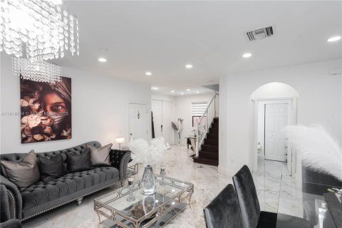 House in Doral, Florida 3 bedrooms, 228.73 sq.m. № 2076819 - photo 12