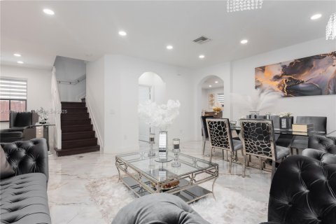 House in Doral, Florida 3 bedrooms, 228.73 sq.m. № 2076819 - photo 19