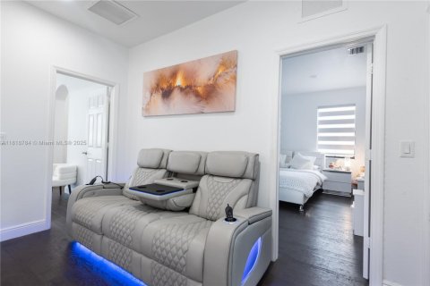 House in Doral, Florida 3 bedrooms, 228.73 sq.m. № 2076819 - photo 18