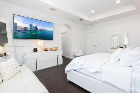 House in Doral, Florida 3 bedrooms, 228.73 sq.m. № 2076819 - photo 20