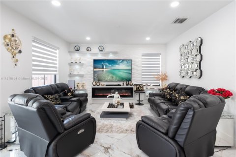 House in Doral, Florida 3 bedrooms, 228.73 sq.m. № 2076819 - photo 17